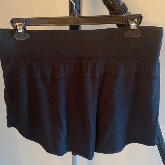 Athleta black comfy shorts with pockets - Picture 2 of 3